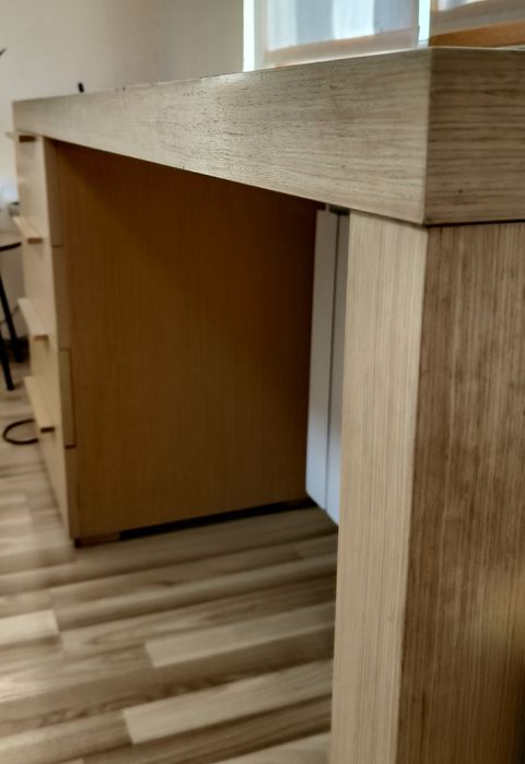 Масивно бюро от естествено дърво