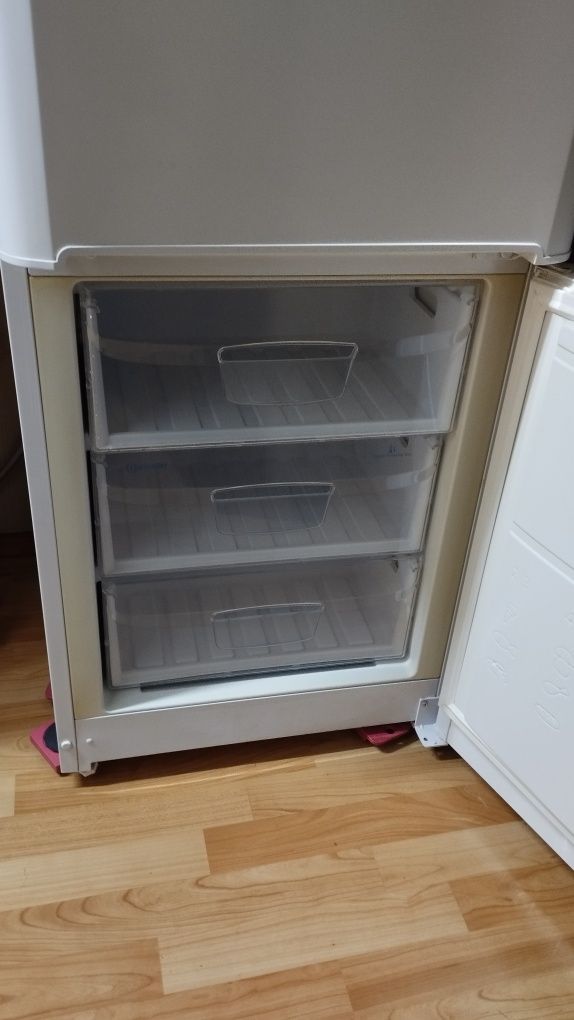 Холодильник Indesit no frost в рабочем состоянии