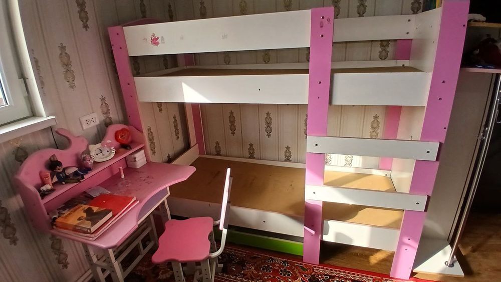 Ikki qavatli krovat stol va stuli bilan. Кровать двухэтажный с столи с