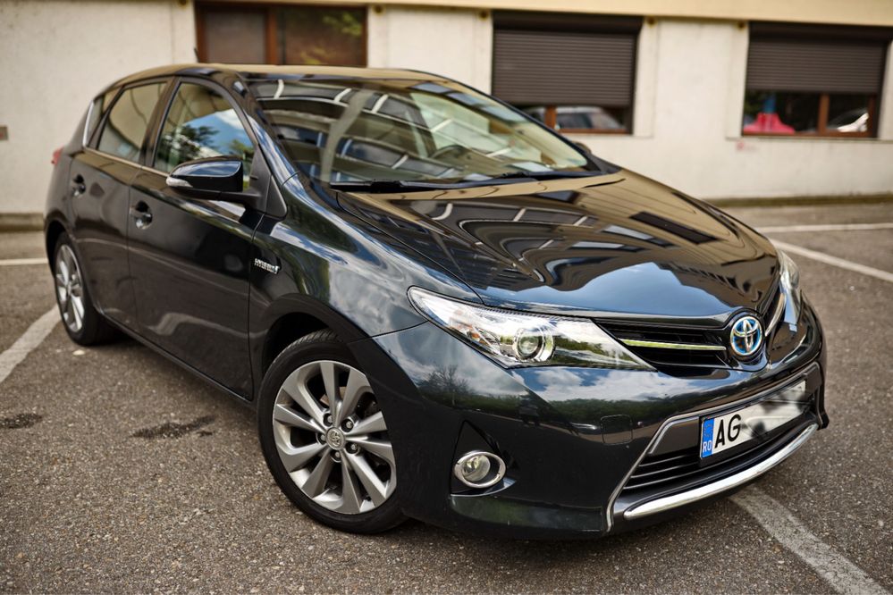 Toyota auris hybrid 2014