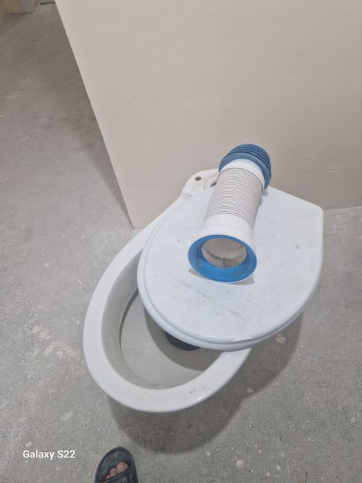 Рабочий унитаз.Хорошим состаяне .Бочок гофор все есть.3500 тен