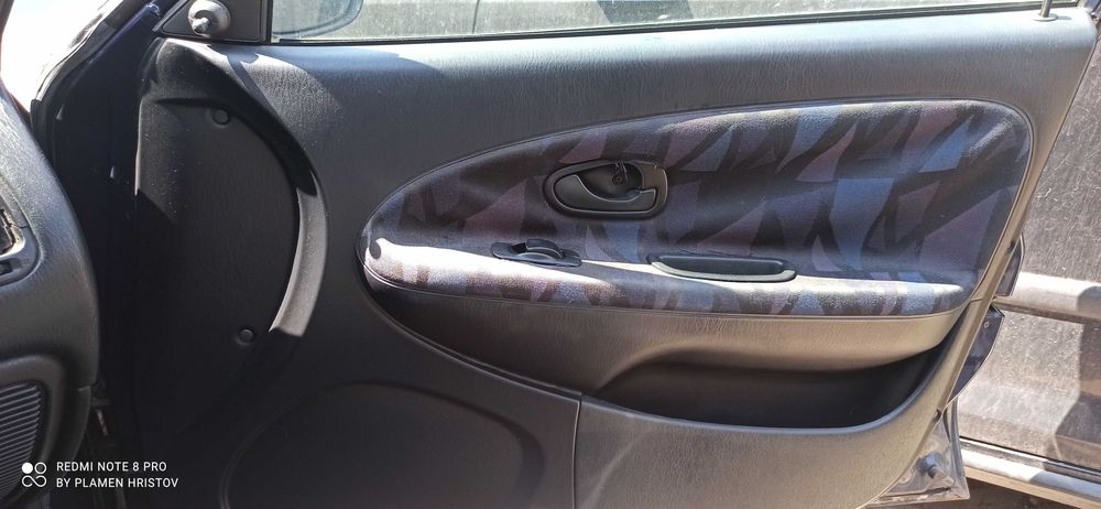 Митсубиши carisma бензин и дръжки за вратите.