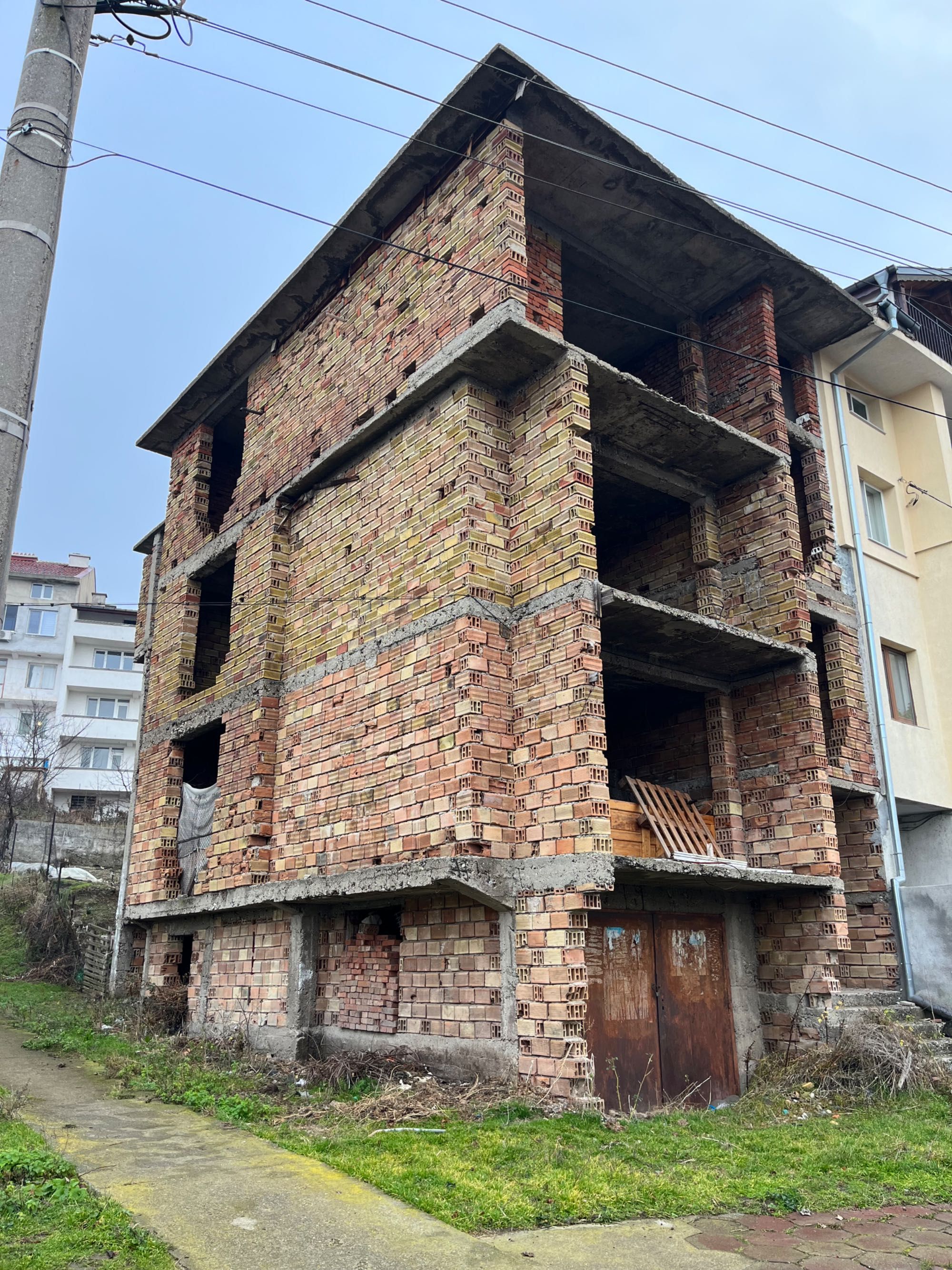Продавам 4 етажна къща в груб строеж