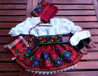 Costum popular fetite de Maramures cu opinci și brau