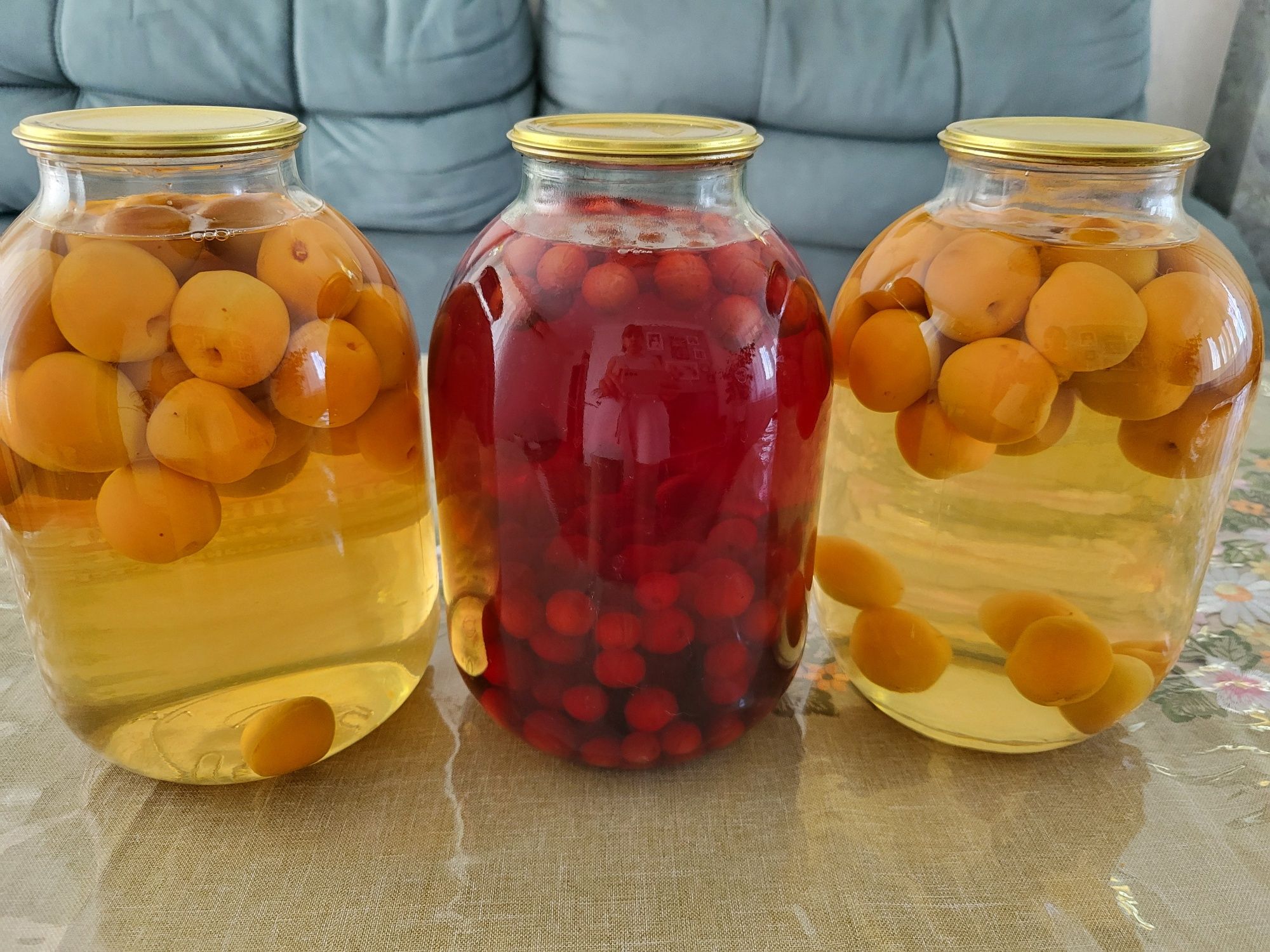 Компот консервированый, абрикос и вишня