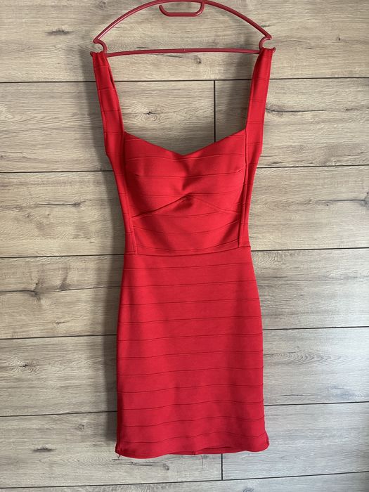 Червена рокля с гол гръб