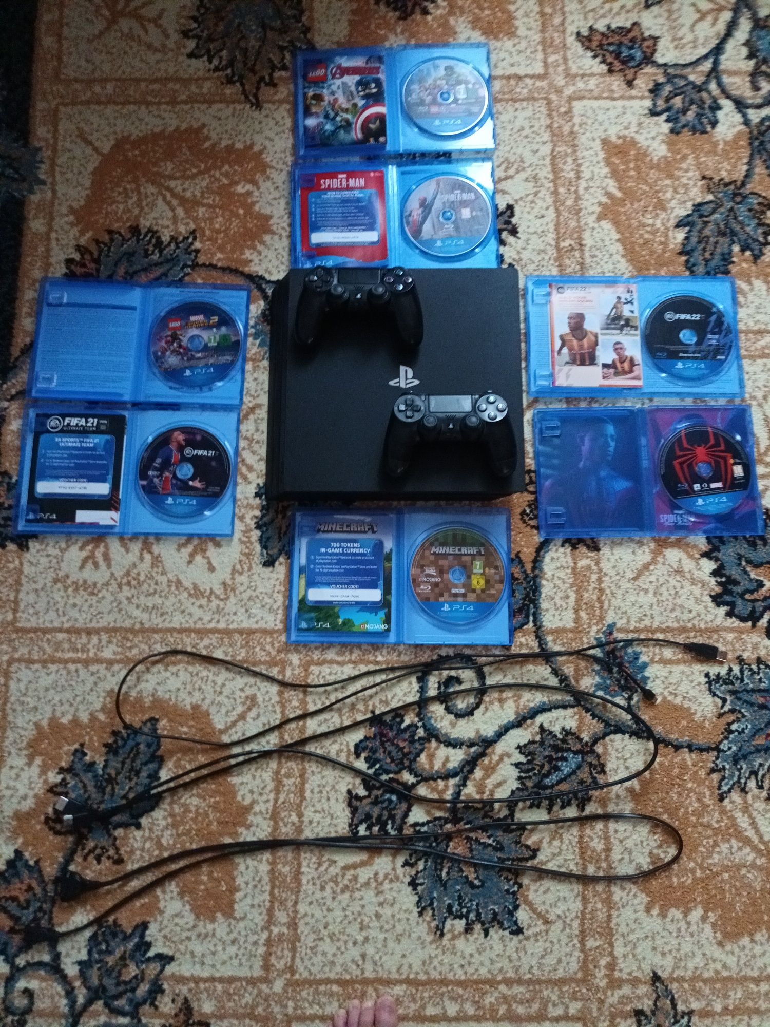 Vând: PlayStation 4 pro + cablu de încărcare + 7 jocuri + 2 manete.