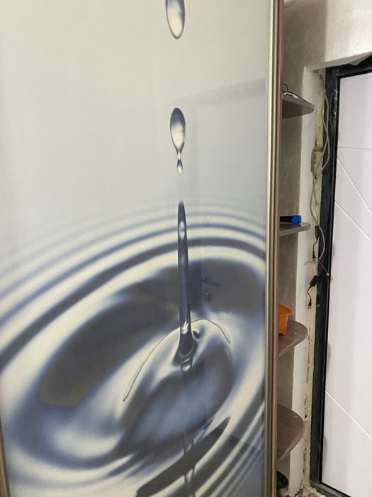 Жағдайы жақсы, есігі жылжымалы, акрил мен айна. Полка мен  тартпалар