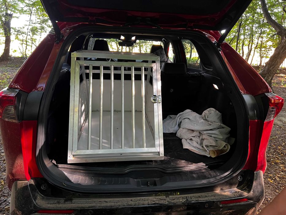 Cușcă aluminiu transport câini de talie medie – fǎcutǎ pt RAV4 PHEV