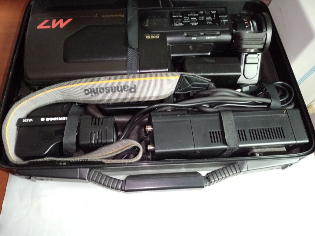 PANASONIC NV-M7EG VHS проф.камера пълен комплект с оригинален куфар
