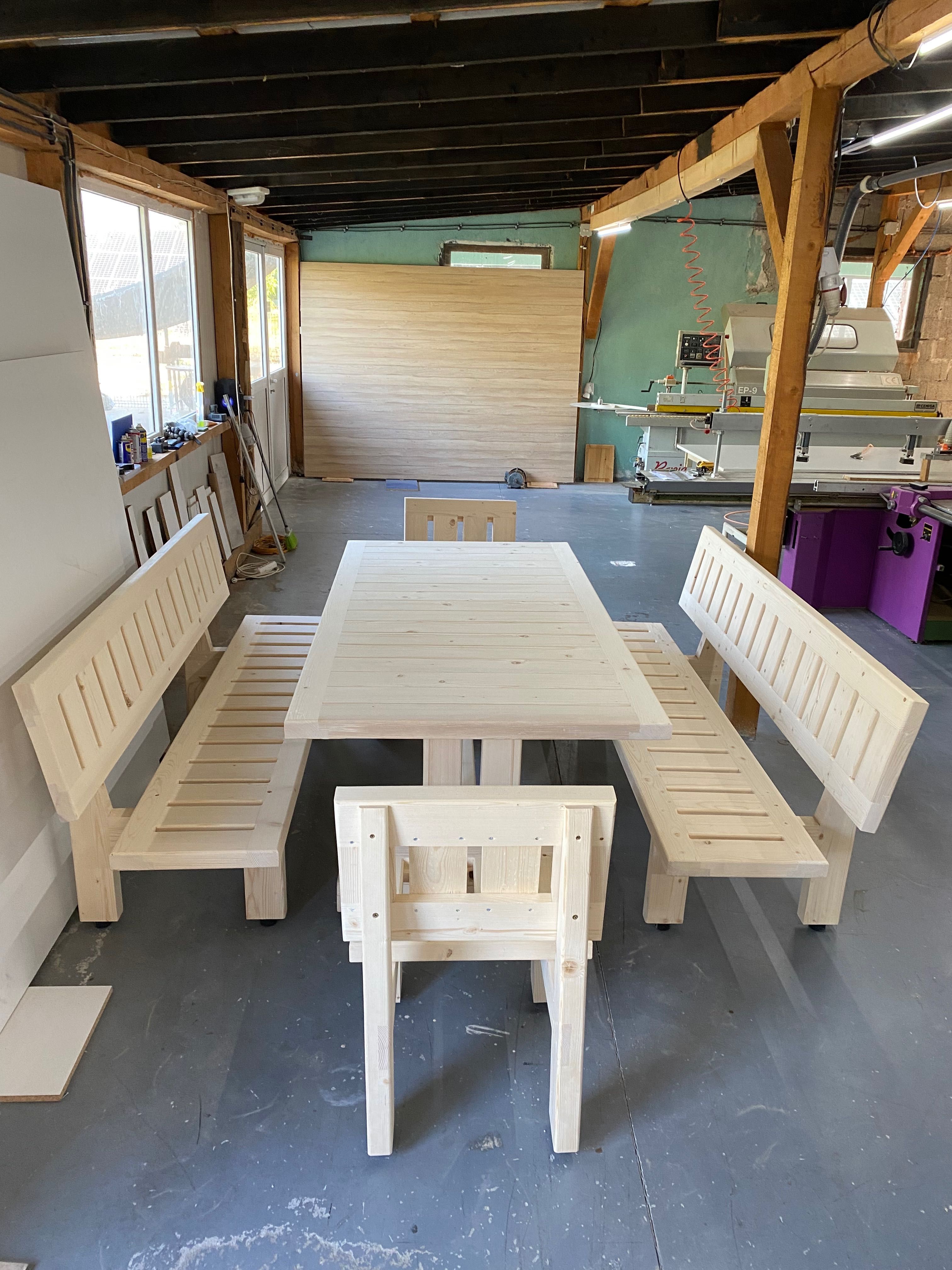 Дървена маса със пейки и столове