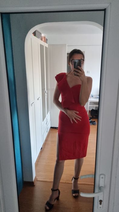 Rochie roșie   .
