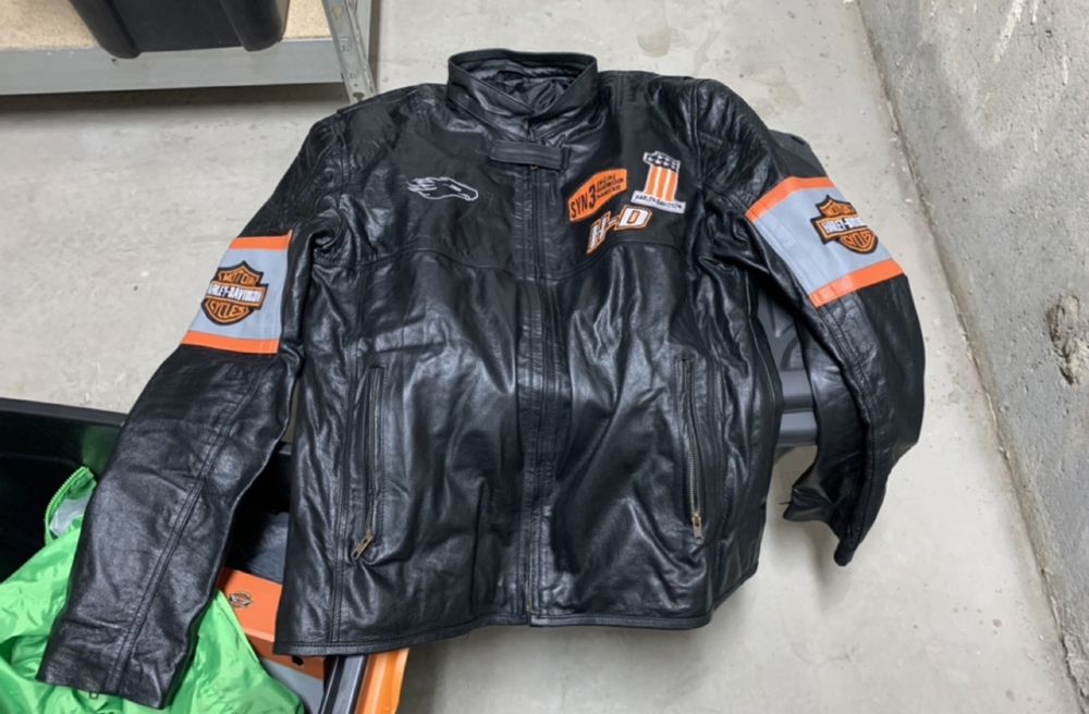 Кожено яке с емблемите на Харли-Дейвидсън (Harley-Davidson)