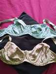 Set sutiene florale. Marimea 80 E. Stare: in conditii bune. Mica pata!