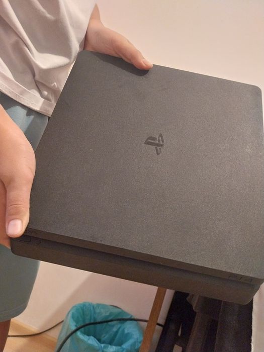 Vând PS 4 negociabil