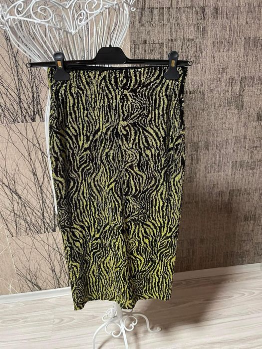 Здравейте продавам тази пола на Zara размерът е Xs моделът е с пайети
