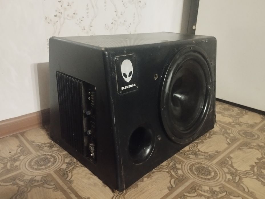 Продам саб element 5 в хорошем состоянии долбит как надо