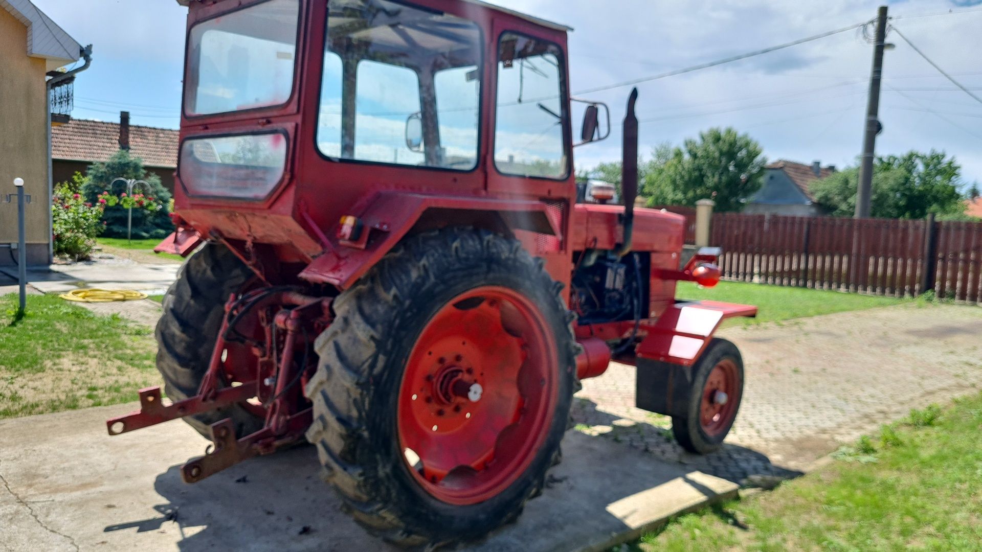 Tractor  UTB  650