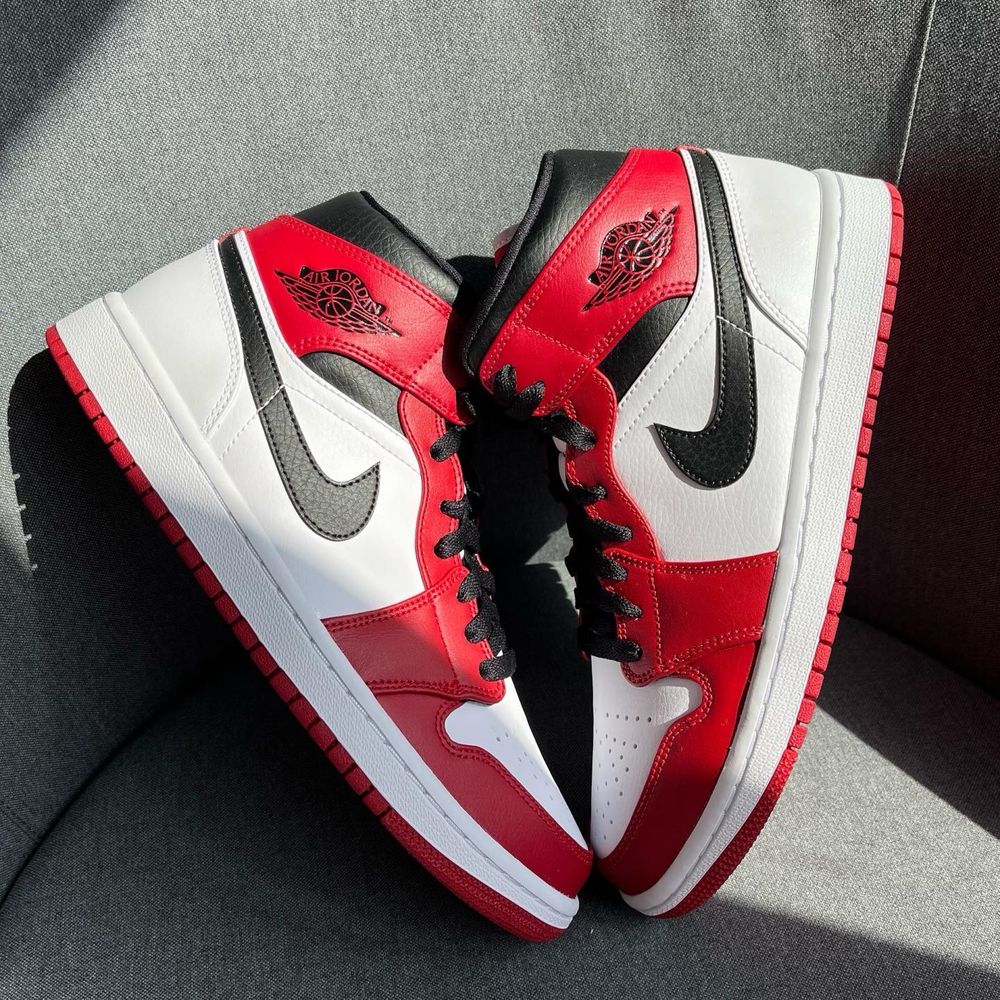 Pantofi Sport Air Jordan 1 Mid Chicago- 100% originali