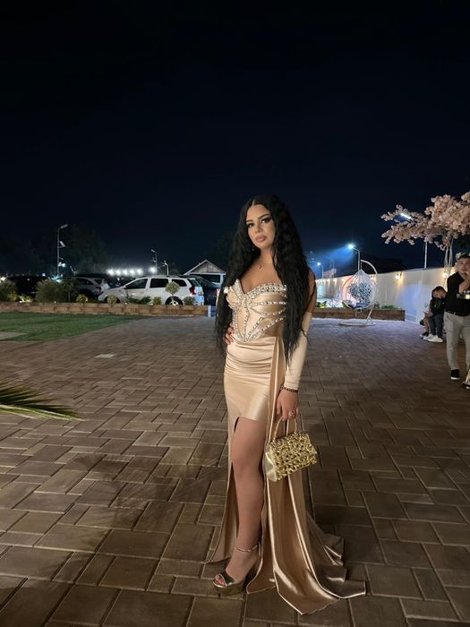 Rochie de eveniment – bej champagne, cu detalii strălucitoar