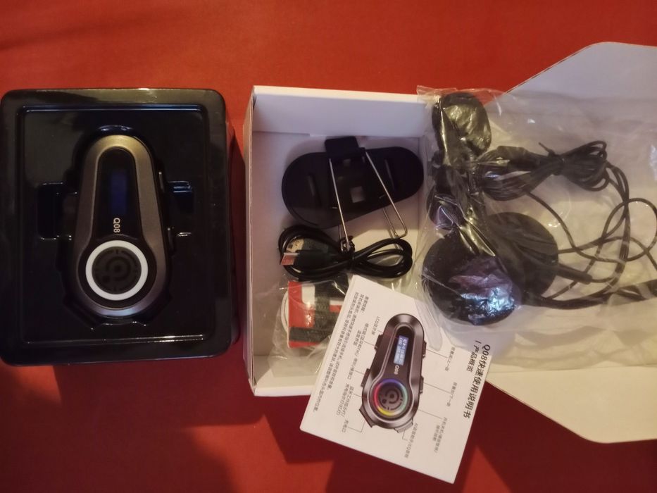 мотоциклетен Bluetooth интерком Q08. Това е универсална система, предн