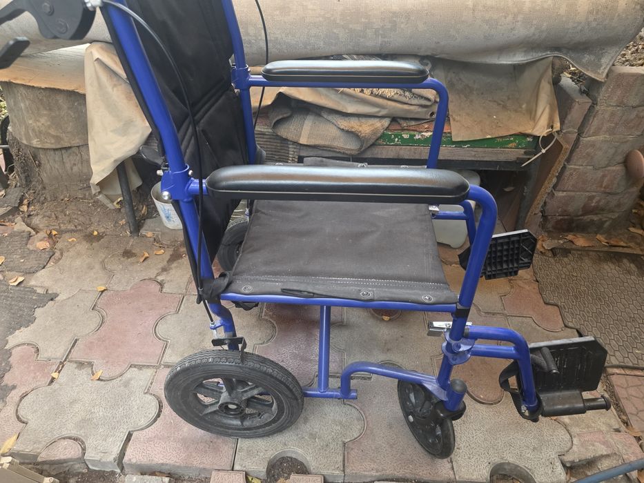 Продам прогулочную инвалидную коляску и санитарный стул