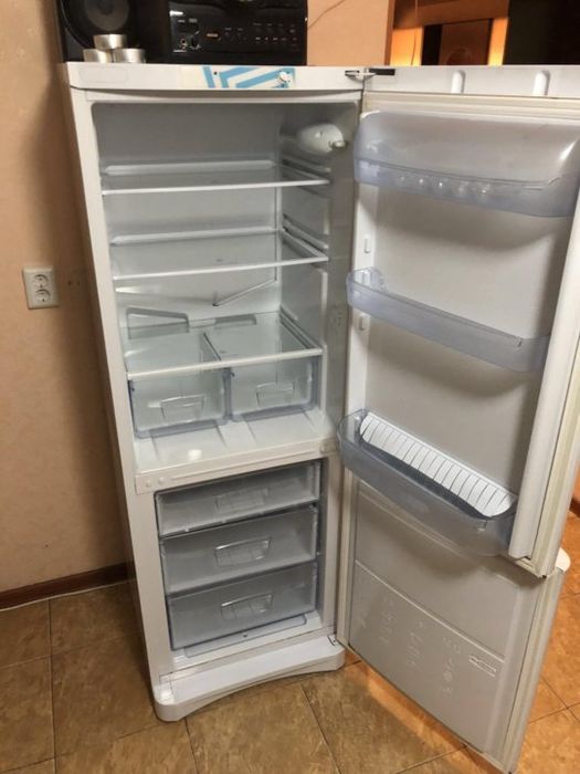 Продаётся холодильник Indesit ES 16 в отличном состоянии