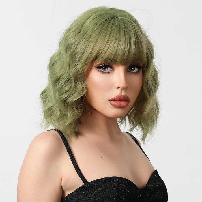 Къса вълнообразна зелена перука с бретон