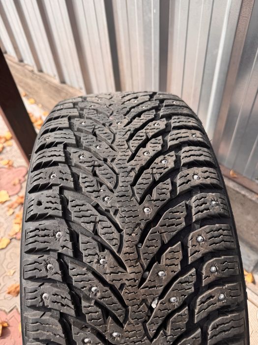 Продам шины 235/45/18 зимние шипованные