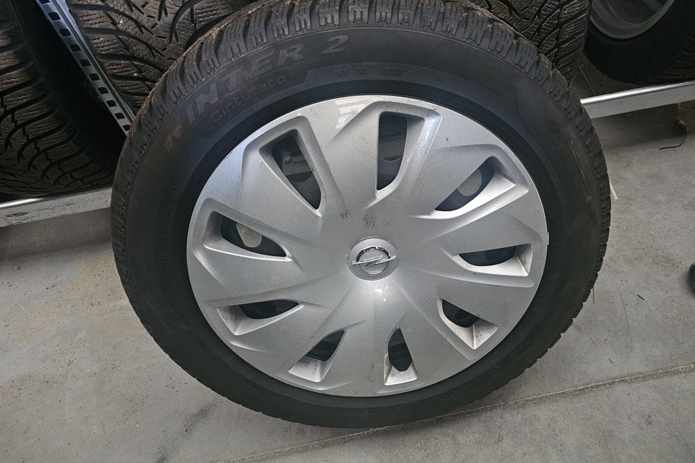 Зимни гуми Pirelli 205/55/16  с джанти и оригинални тасове - 520лв.
