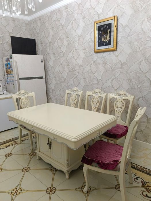 Стол со стульями