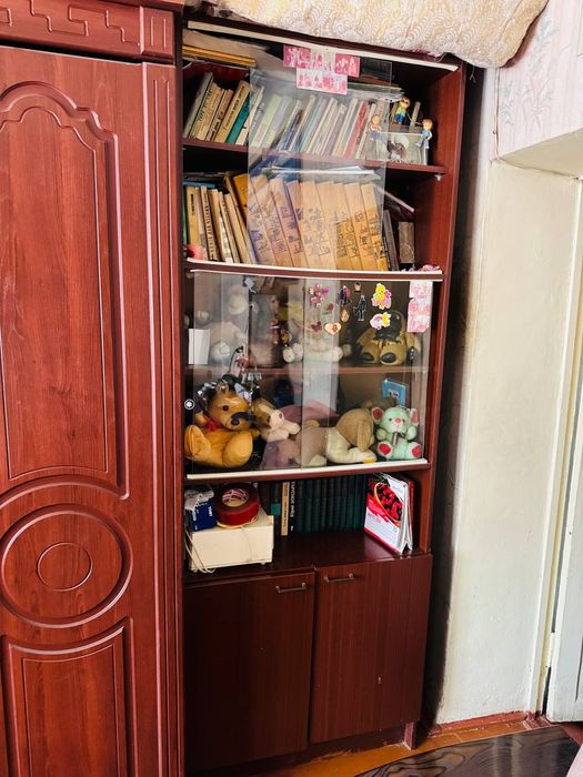Шкафы книжные полированные 2шт. в хорошем состоянии