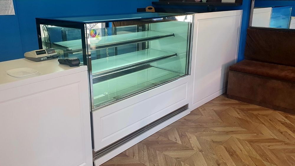 Хладилна сладкарска витрина