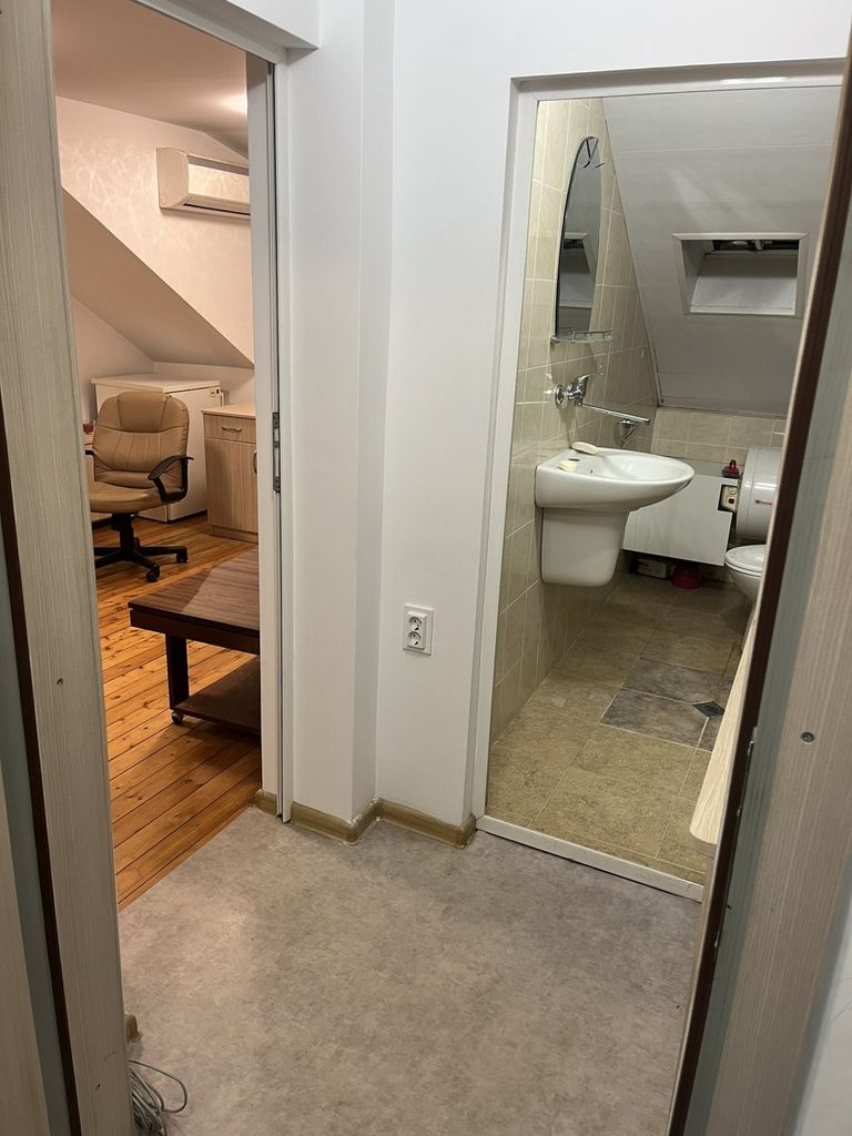 Дава се под наем Едностаен апартамент в Враца, Център - 25 кв.м за 178.5 € - Снимка #8