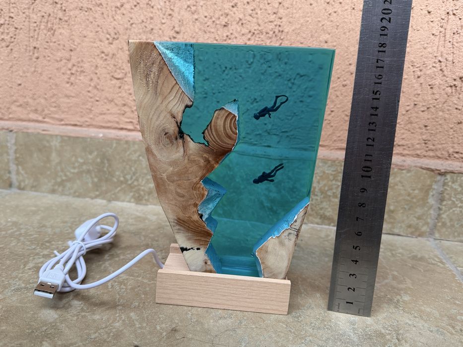 Ддекоративна лампа от епоксидна смола и дърво