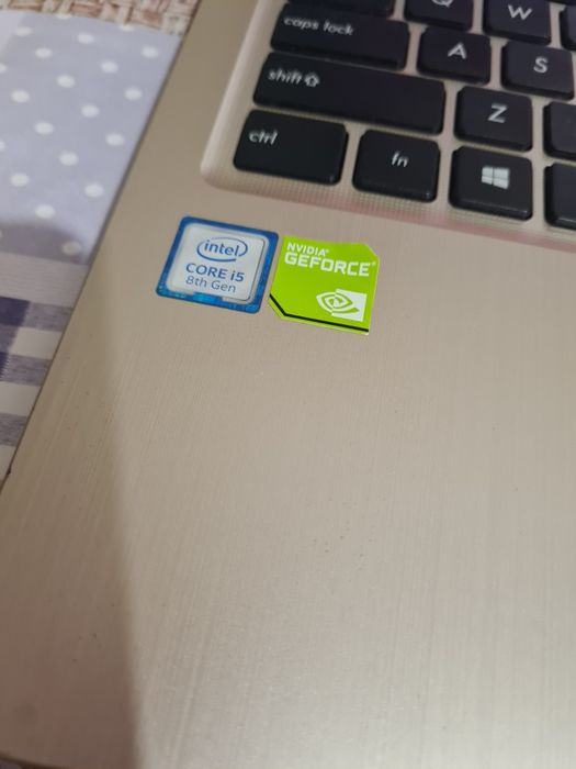 Vand laptop funcțional Asus