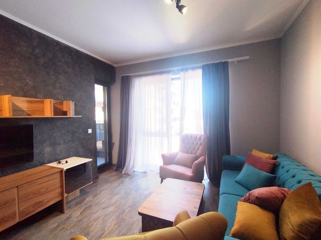 Дава се под наем Двустаен апартамент в София, Хладилника - 73 кв.м за 999 € - Снимка #3