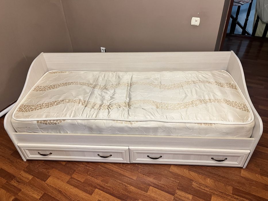Кровать белого цвета с матрасом