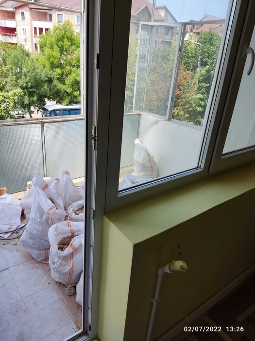 Vînd giam și ușa de termopan nemțesc pentru intrarea în balcon.sep