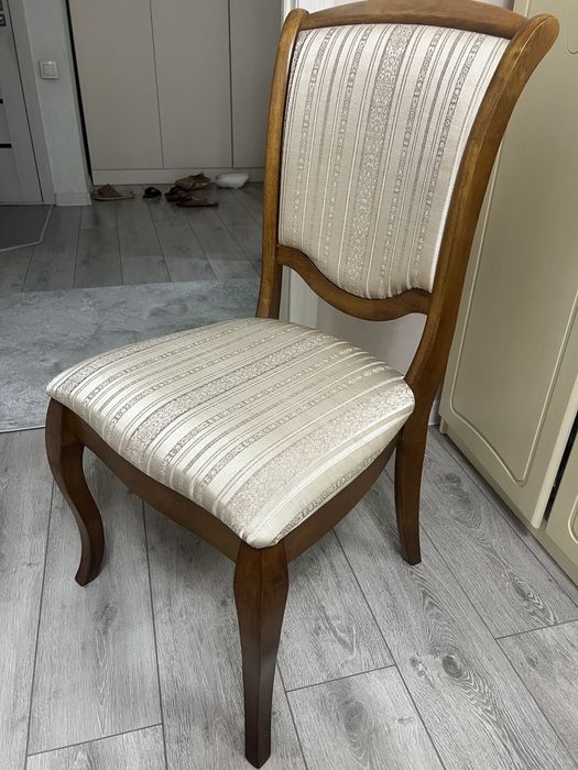 Стол и стулья в отличном состоянии