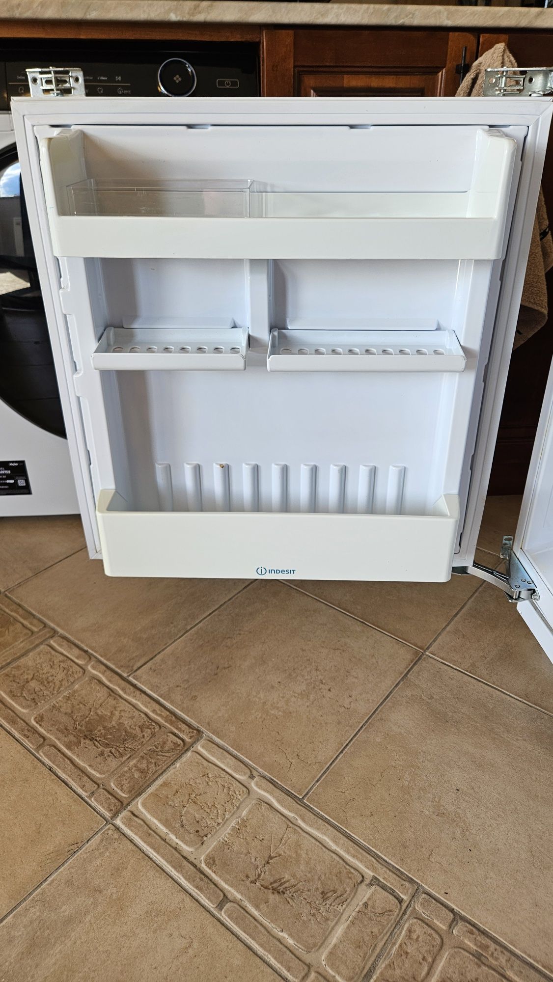 Хладилник за вграждане Indesit GSE 160