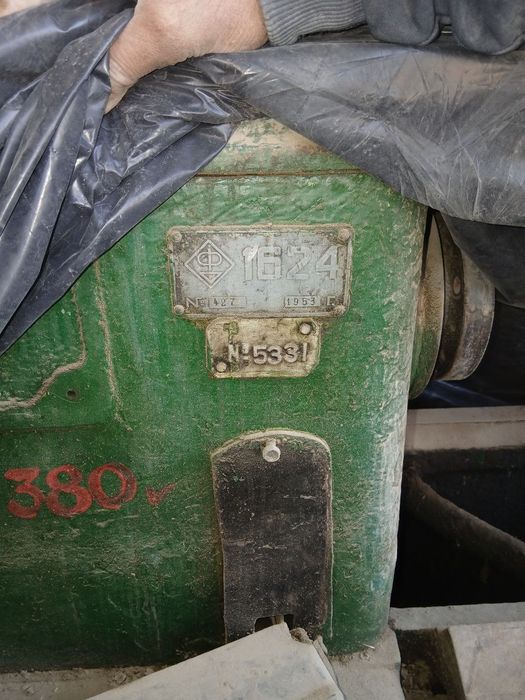 Токарный 3 та станок  сотилади