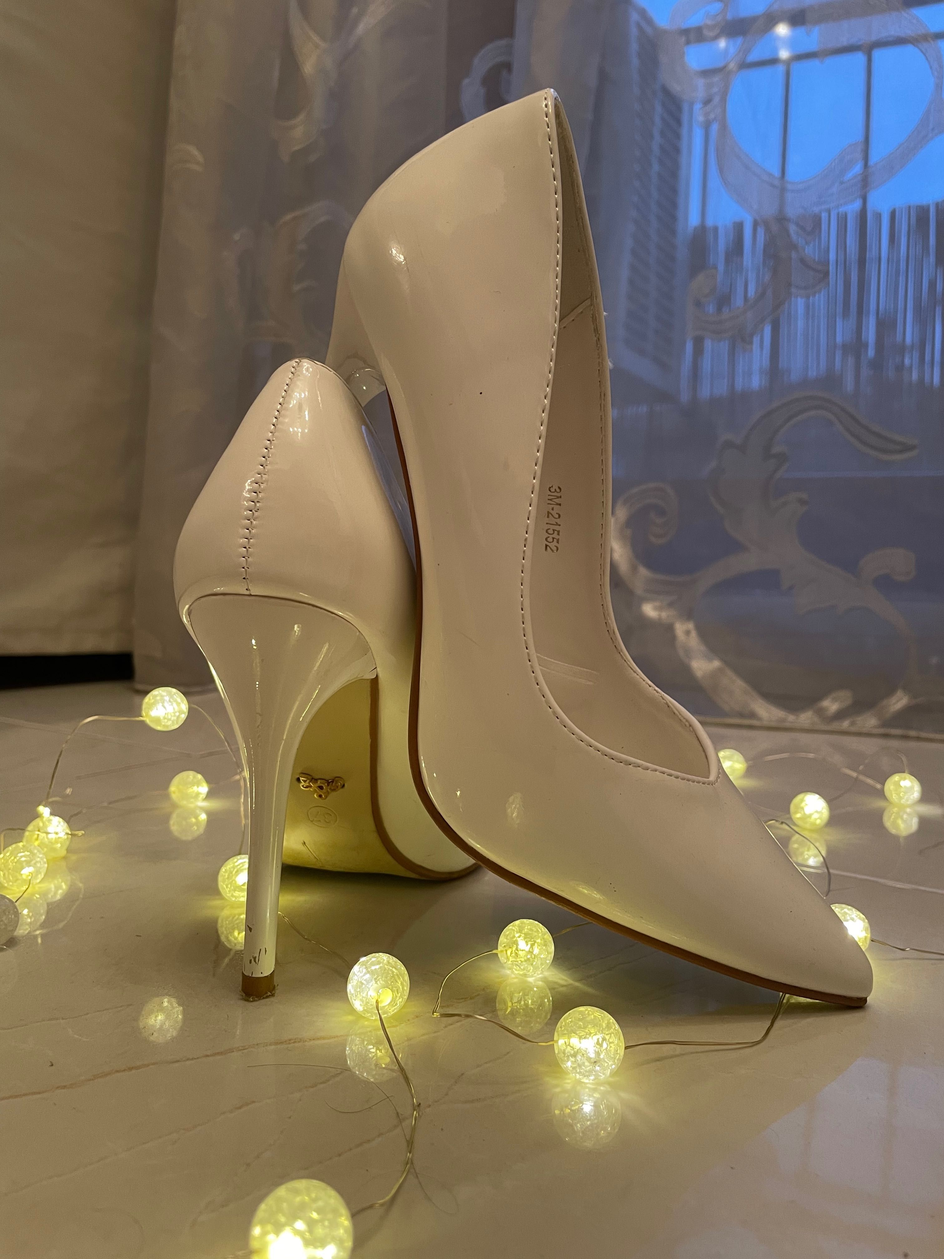 Бели сватбени обувки