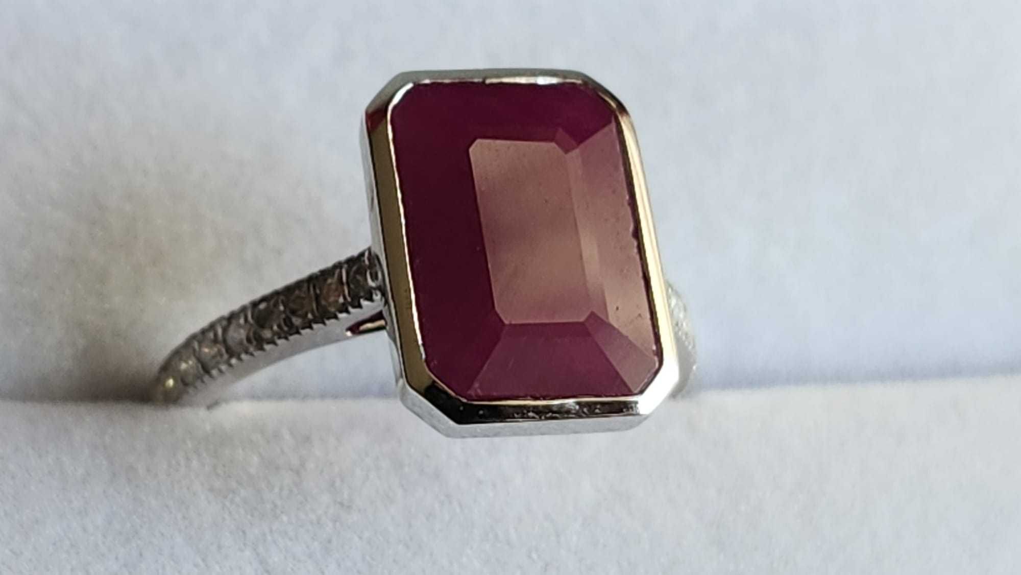 Inel din aur alb 14K cu rubin natural netratat de 6.26 ct și diamante