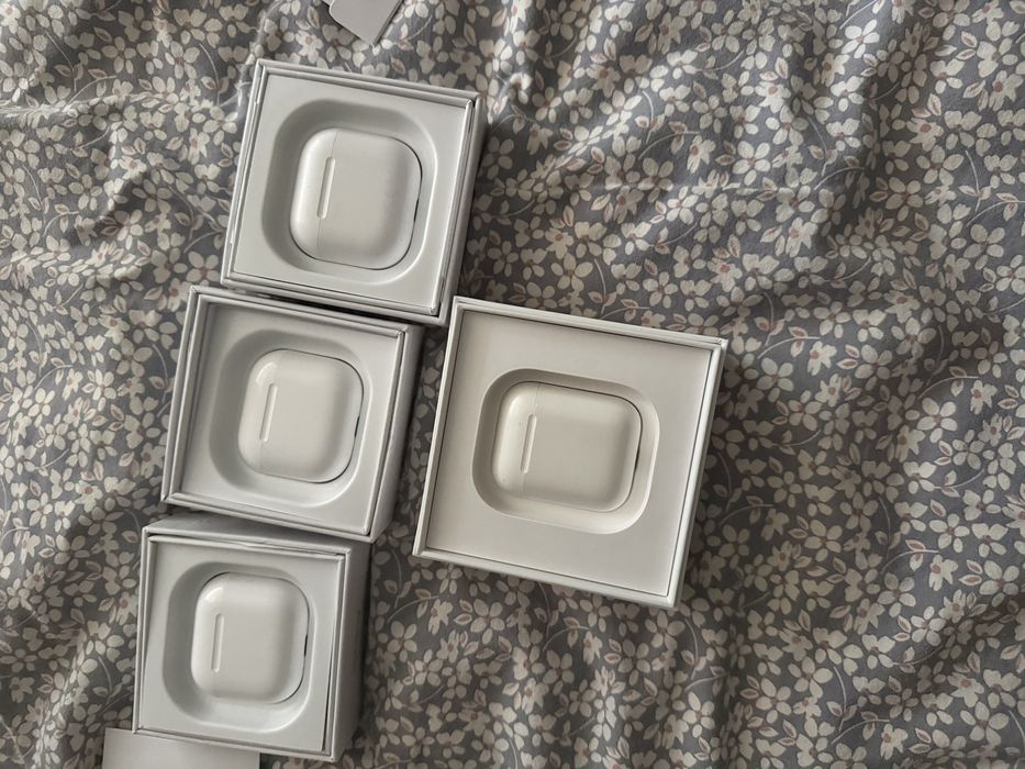 Casti Airpods generatia 2 si 4