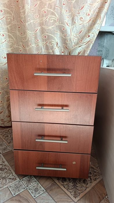 Продам раздвижной стол и тумбочку