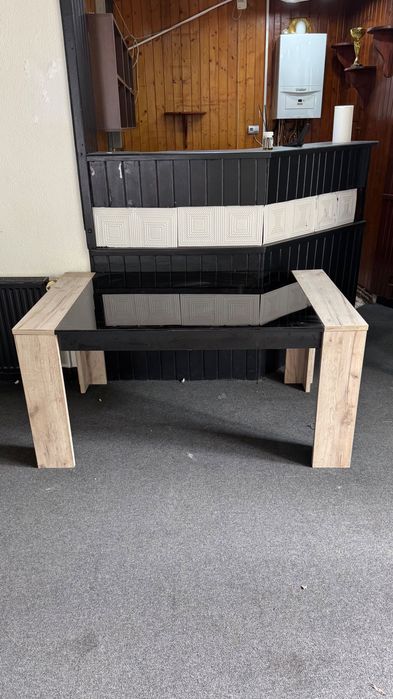 Vând Masă Casă sau Spațiu Comercial