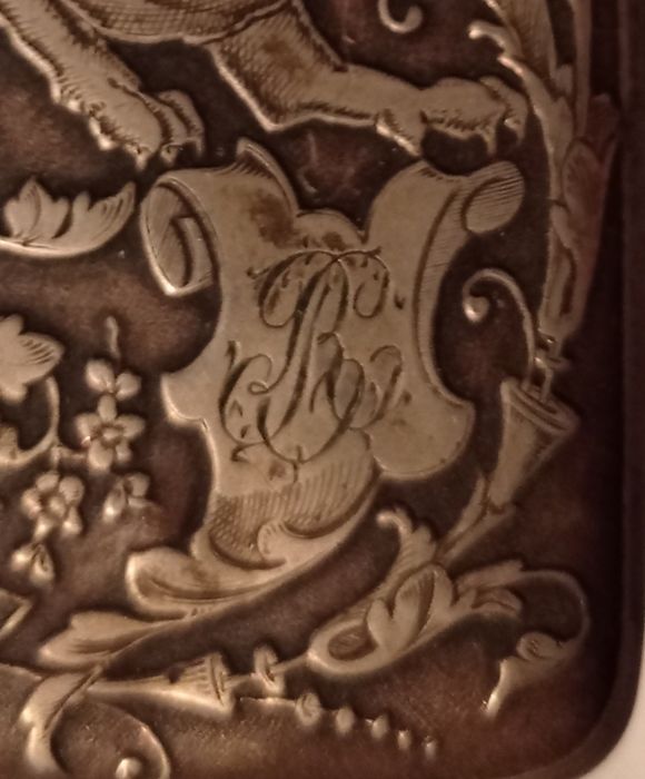 Vând sau schimb tabachera monograma"CR"marcată"DEPOSE"dim6-8,5cm/53gr.