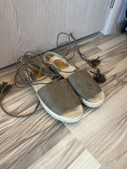 Сандали с връзки около крака