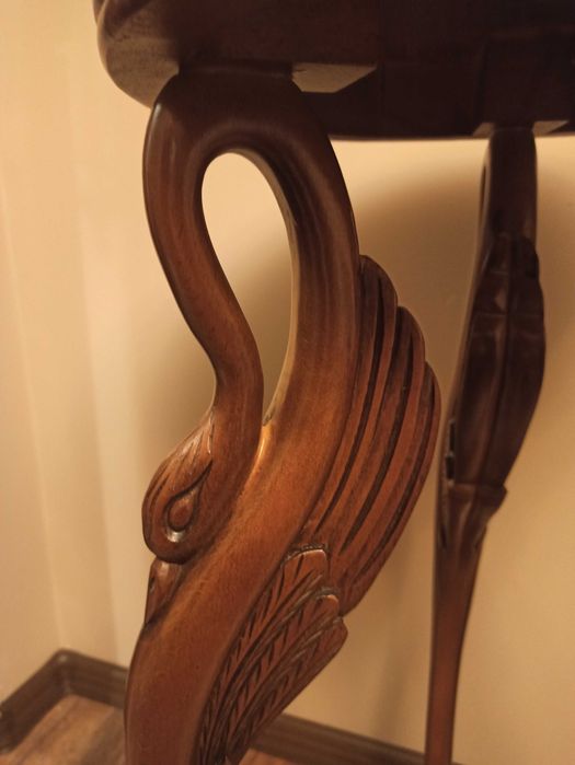 Старинна помощна масичка с лебеди